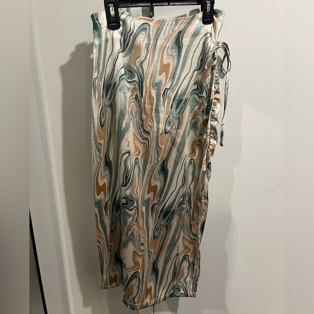 Lulu’s Two-Piece Marbled Set - Picture 2 of 8